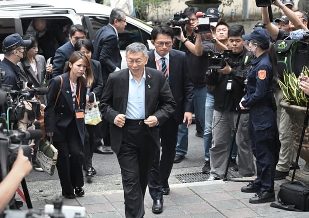 Ko Wen-je arrives at the Taipei District Court in Taipei, Taiwan, on March 26, 2026. (Song Pi-lung/The Epoch Times)