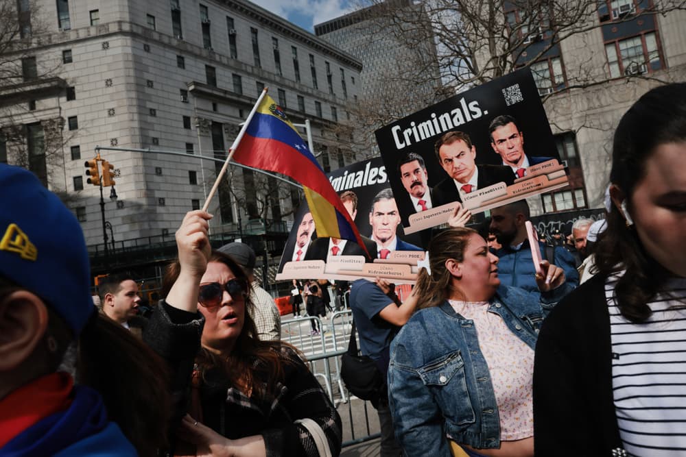 Demonstrators, many of Venezuelan heritage, show support for the arrest of Nicolas Maduro outside a federal court house where the former Venezuelan leader is making a court appearance in New York City, on March 26, 2026. (Spencer Platt/Getty Images)