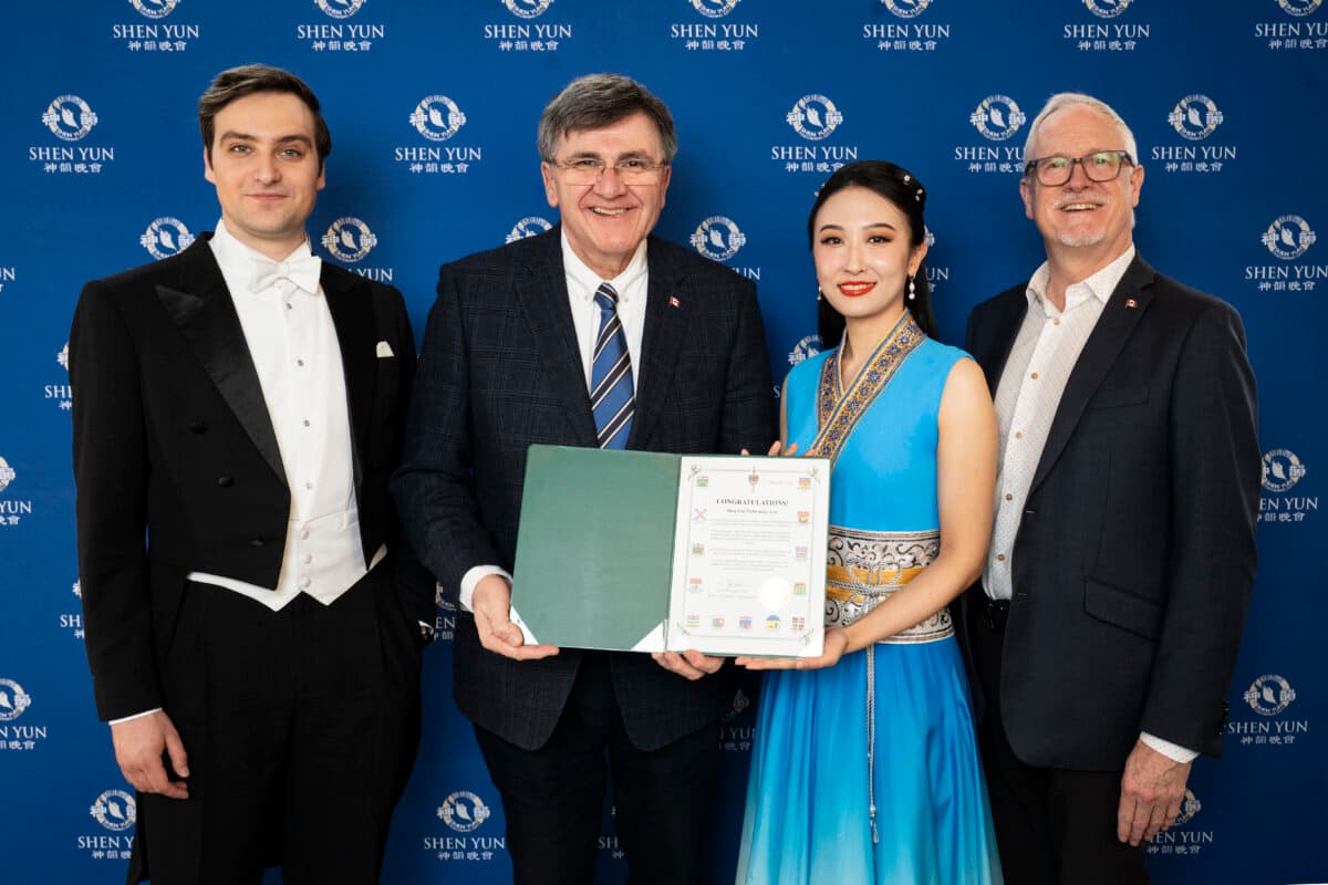 Conservative MP Costas Menegakis (2nd L) and former Conservative MP Colin Carrie (R) present Shen Yun hosts with a proclamation at the Four Seasons Centre for the Performing Arts in Toronto on March 28, 2026. (The Epoch Times)