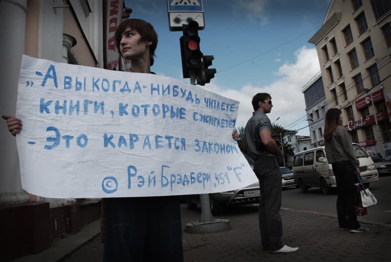A protester from Russia showing a quote from "Fahrenheit 451": "Do you ever read any of the books you burn?—That's against the law." (<a href="https://commons.wikimedia.org/wiki/User:Gaura">Gaura</a>/<a href="https://creativecommons.org/licenses/by-sa/3.0/">CC BY-SA 3.0</a>)