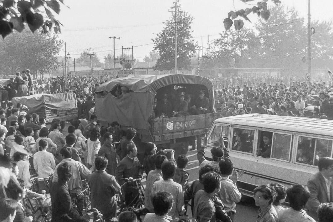 Pro-democracy protesters cheer at Chinese troops in Beijing around May 20, 1989. The troops eventually withdrew after the protesters gained their sympathy. (Provided to The Epoch Times)