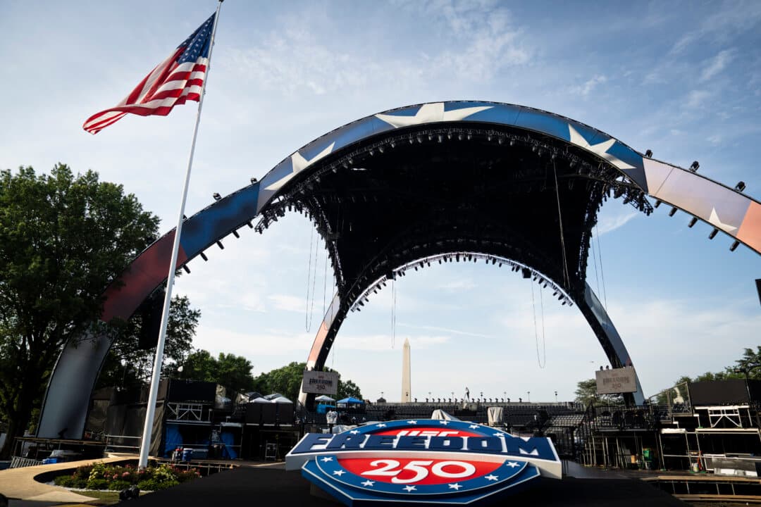 UFC setup of the upcoming UFC Freedom Fight on June 14, on the South Lawn of the White House on June 11, 2026. (Madalina Kilroy/The Epoch Times)