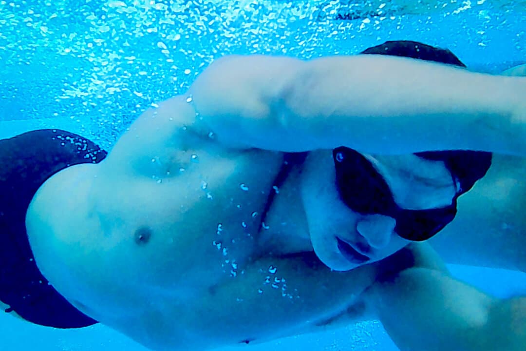 (Top Left) A trainee swims underwater with his hands behind his back, at Deep End Fitness Scottsdale, Ariz., on May 21, 2026. (Top Right) A trainee slowly exhales as he move to the surface of a 14-foot-deep pool. (Bottom Left) Students train with their hands behind their backs to build endurance in the deep water pool. Several trainees are preparing to join military service. (Bottom Right) A trainee glides through the water at the Eldorado Aquatic Center in Scottsdale, Ariz., on May 21, 2026. (Allan Stein/The Epoch Times)