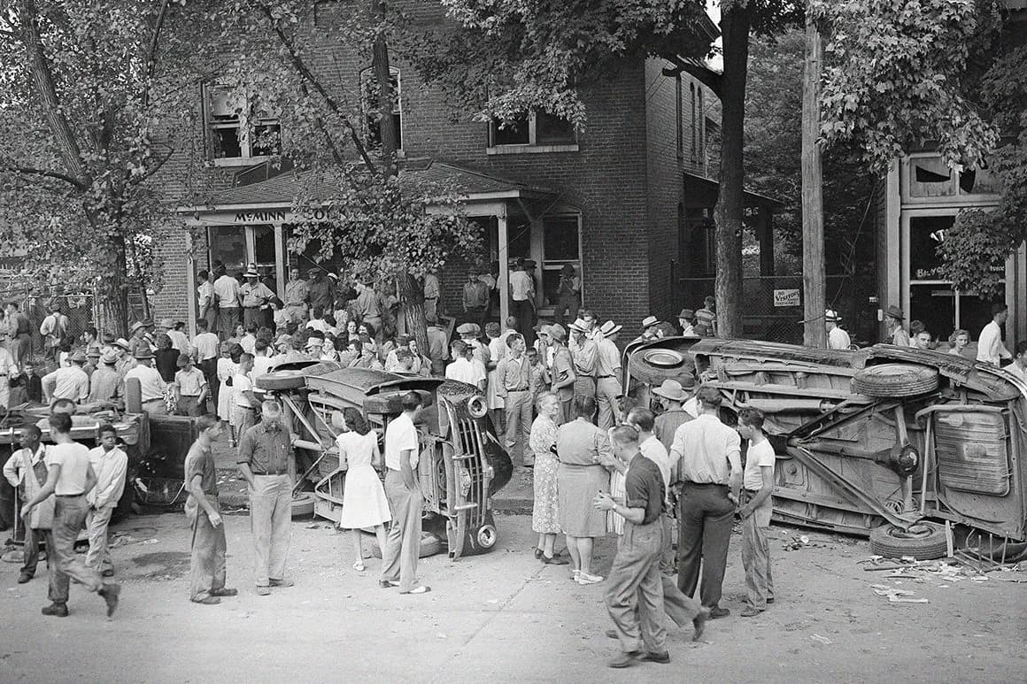 Locals gathered outside the McMinn County jail. (Courtesy of McMinn County Historical Society and Archives)