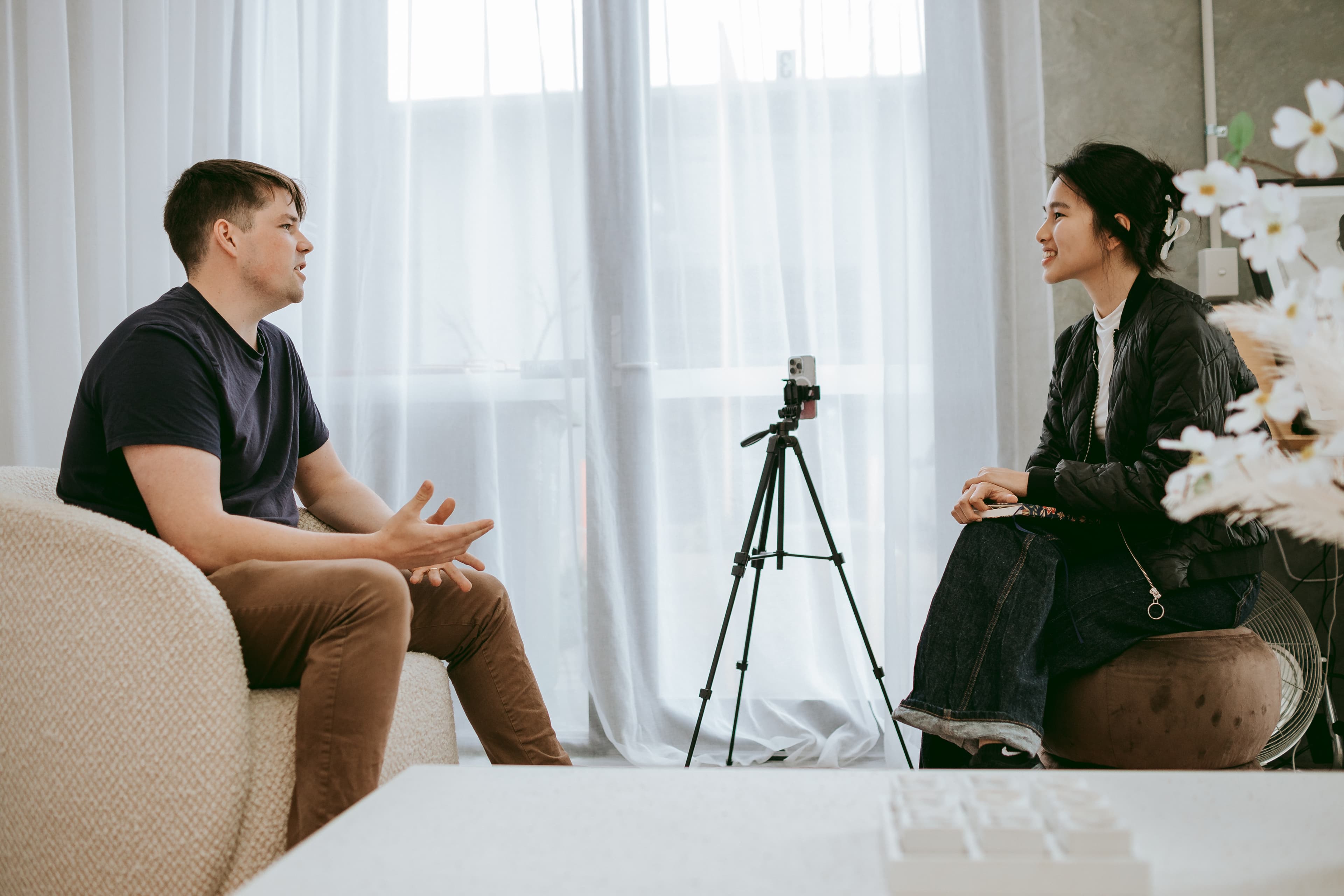 The Epoch Times interviews realist artist Luke Lewis. (Courtesy of Alex Ang)