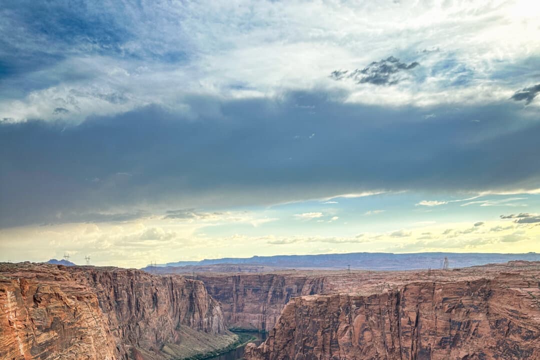 (Left) The Colorado River from the Glen Canyon Dam lookout near Page, Ariz., on July 27, 2026. (Right) The Glen Canyon Dam on the Colorado River from the Glen Canyon Dam lookout, near Page, Ariz., on July 27, 2026. (Luyi Liu/The Epoch Times) 