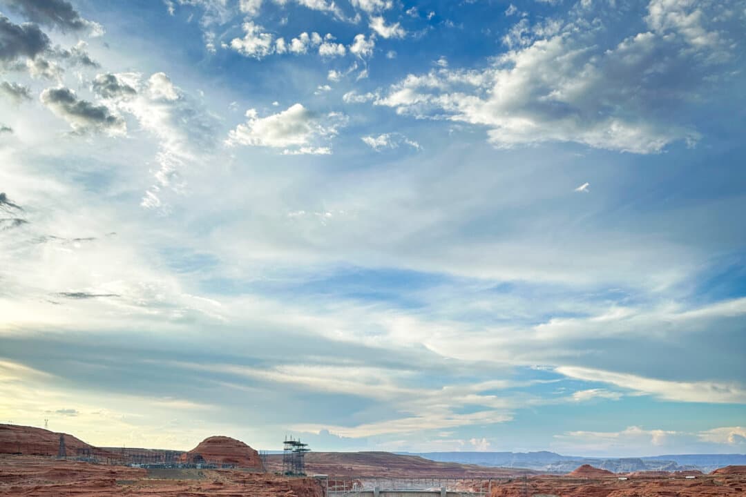 (Left) The Colorado River from the Glen Canyon Dam lookout near Page, Ariz., on July 27, 2026. (Right) The Glen Canyon Dam on the Colorado River from the Glen Canyon Dam lookout, near Page, Ariz., on July 27, 2026. (Luyi Liu/The Epoch Times) 