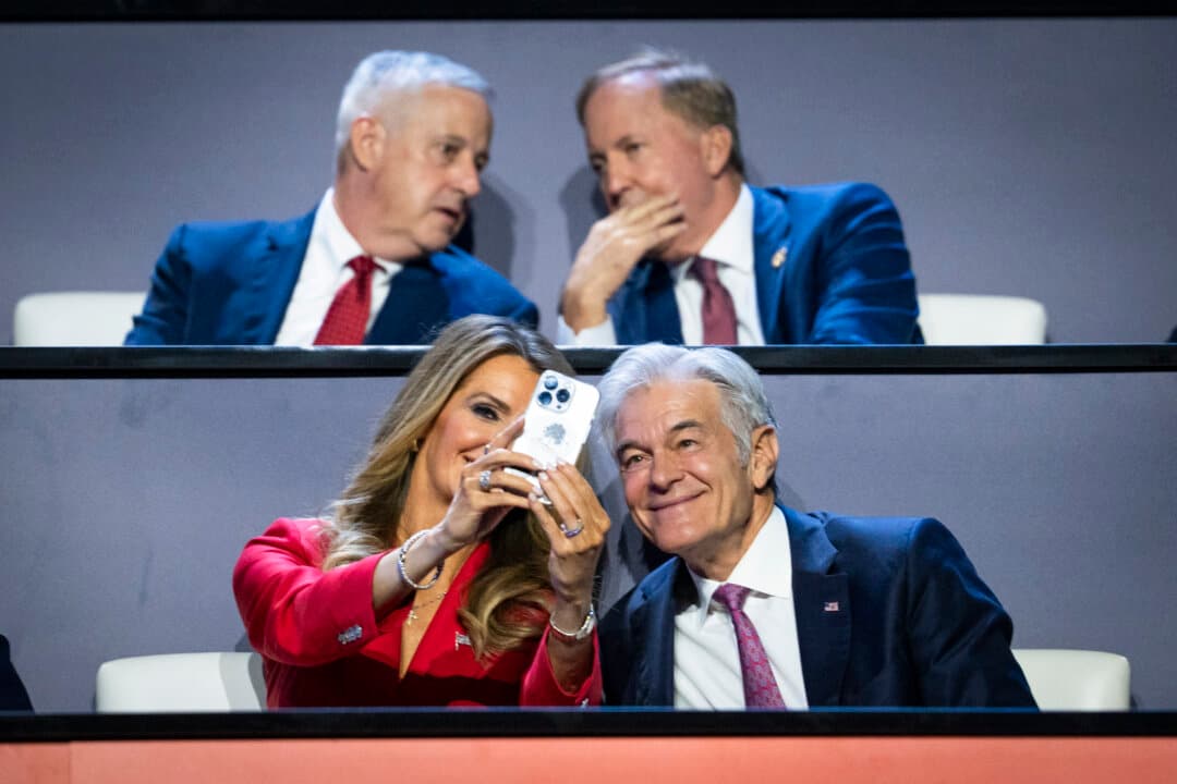 Kelly Loeffler, administrator of the Small Business Administration, and Dr. Mehmet Oz, administrator of the Centers for Medicare and Medicaid Services, take a selfie during the second day of the 2026 Republican National Committee Midterm Convention in Dallas on Sept. 10, 2026. (Madalina Kilroy/The Epoch Times)