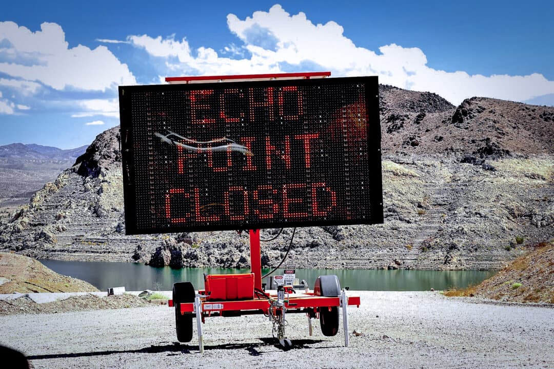 (Top) Motorboats near a jetty at Lake Mead’s Hemenway Harbor, near Boulder City, Nev., on Aug. 27, 2026. (Bottom Left) The entrance to Callville Bay Marina at Lake Mead on Aug. 27, 2026. (Bottom Right) An electric sign advises boaters of a ramp closure at Callville Bay Marina on Aug. 27, 2026. (Allan Stein/The Epoch Times)