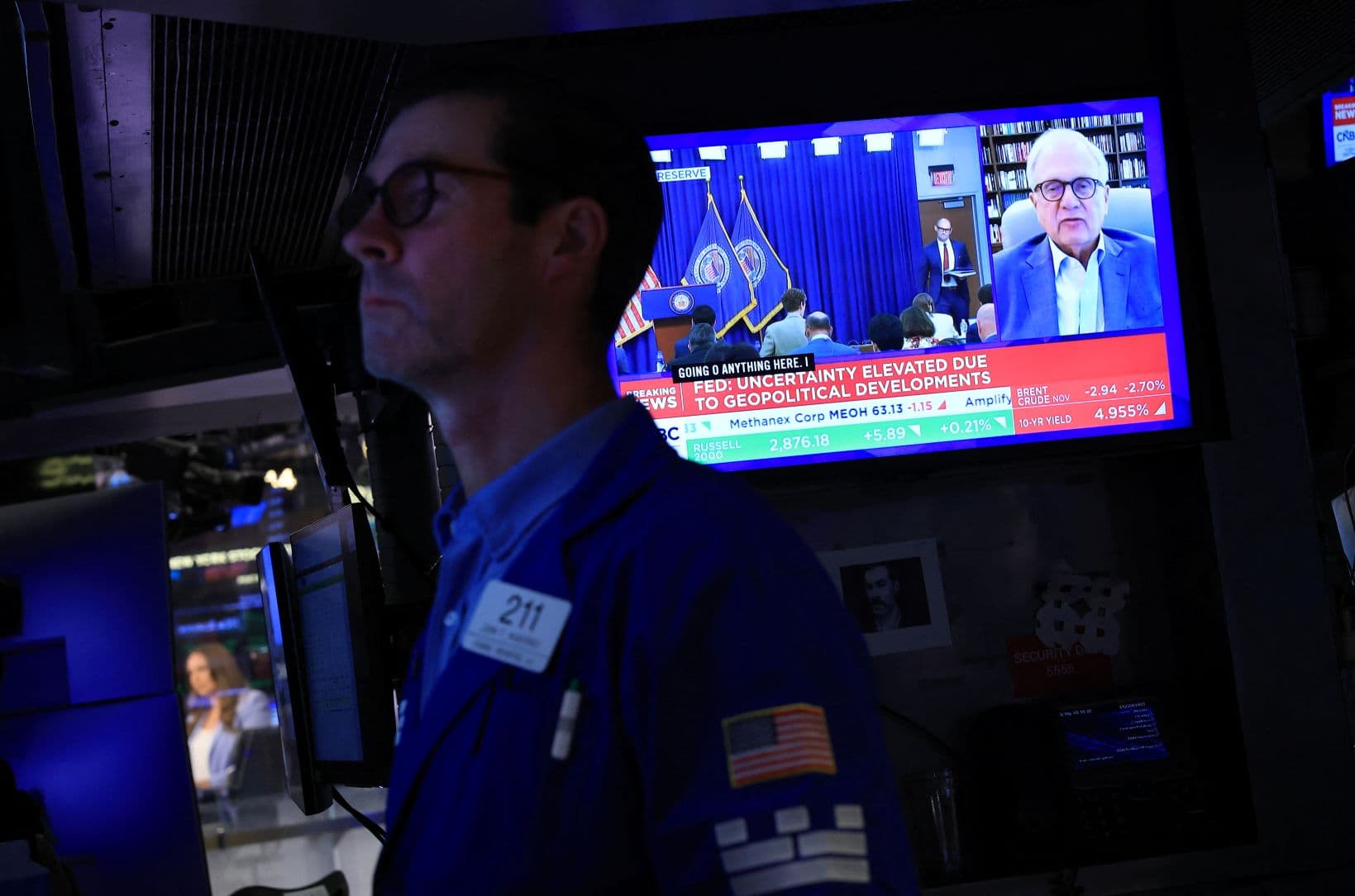 A television displays news of the U.S. Federal Reserve's interest rate hike as traders work on the floor of the New York Stock Exchange (NYSE) on Sept. 16, 2026. (Timothy A. Clary/AFP via Getty Images)
