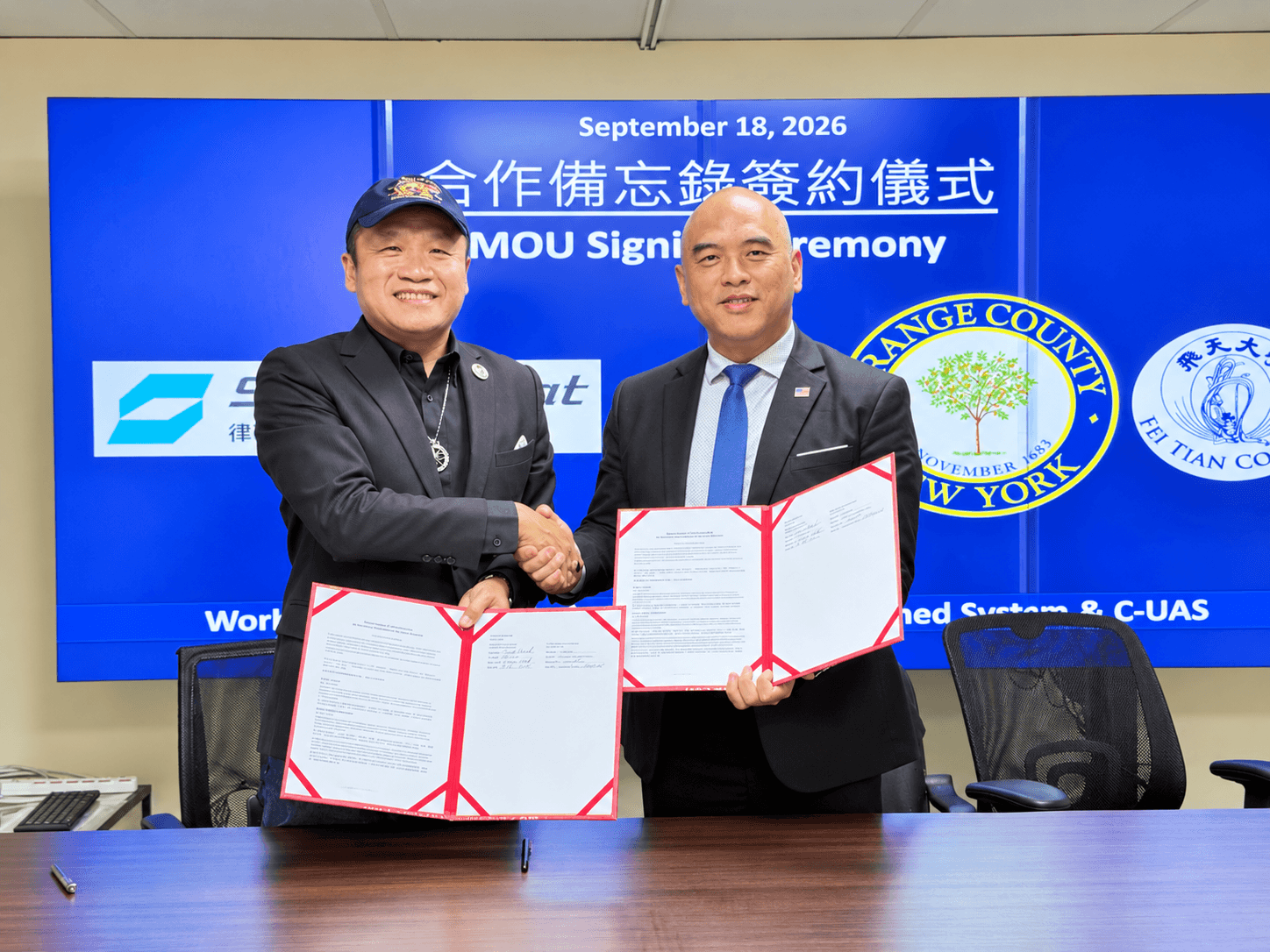 SteadyBeat Technology signed a memorandum of understanding with Fei Tian College's Northern Campus in New York state. In the photo, SteadyBeat Technology Chairman George Hsueh is on the left, and Fei Tian College's Director of Strategic Development Sean Lin is on the right. (Austina Tai/The Epoch Times)