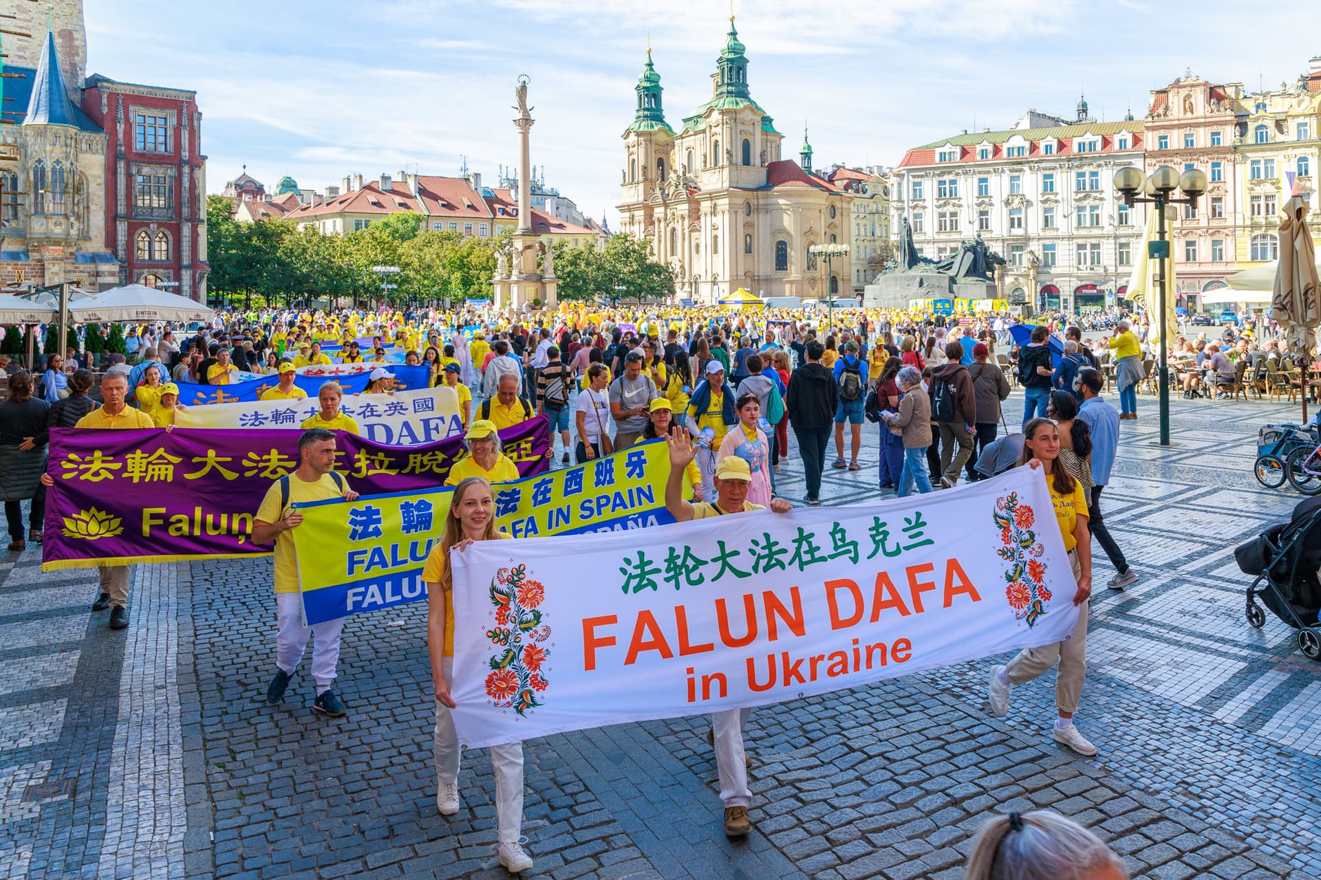 More than 2,000 Falun Gong practitioners from across Europe joined a parade in Prague on Sept. 19. (Zhang Qingyao/The Epoch Times)