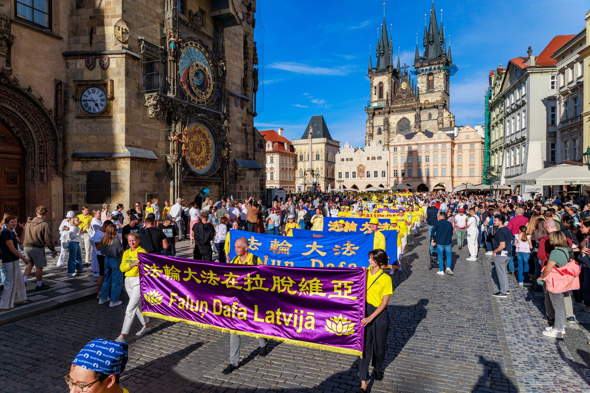 More than 2,000 Falun Gong practitioners from across Europe joined a parade in Prague on Sept. 19. (Zhang Qingyao/The Epoch Times)