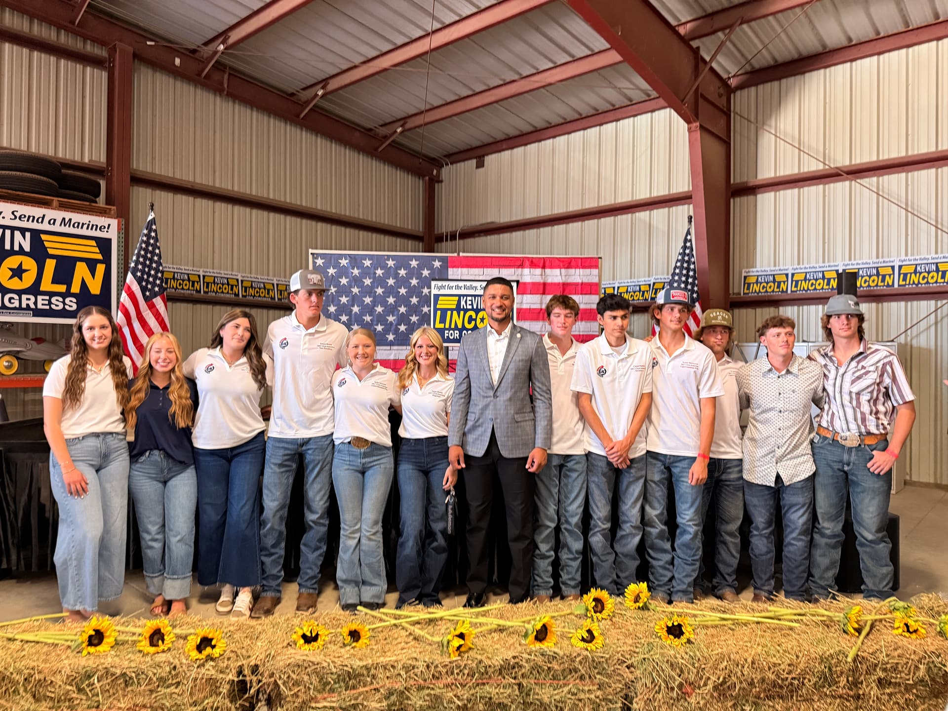 Kevin Lincoln (C), the Republican candidate for California Congressional District 13, stands with supporters at his campaign event in Chowchilla on Sept. 30, 2026. (Nathan Su/The Epoch Times)