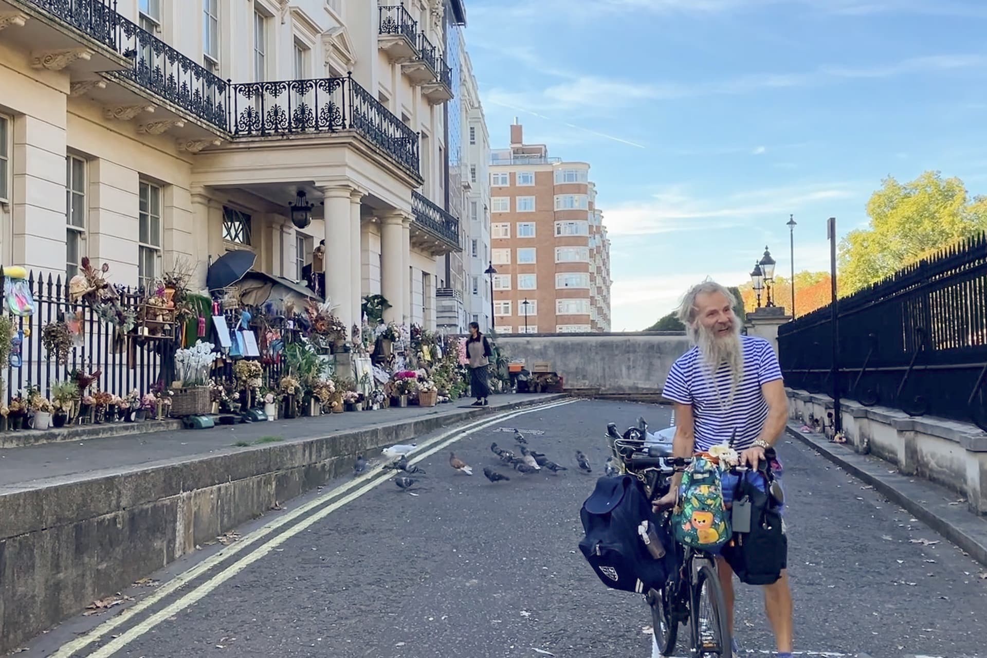 Anders Fernstedt, a homeless Swedish man who has lived in a tent beneath the entrance porch of Hui Ka Yan’s abandoned mansion opposite Hyde Park for three years, prepares to leave with his bicycle on Oct. 7, 2026. (Li Yun/The Epoch Times)