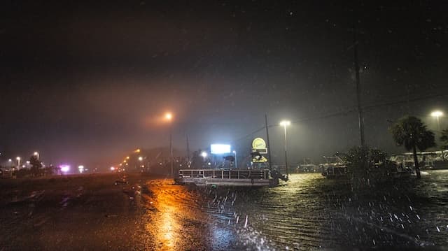 The storm surge from Hurricane Isaias floods the coastline near Destin, Fla., on the night of Oct. 9, 2026. (Courtesy of Storm Chaser Rob McBay)