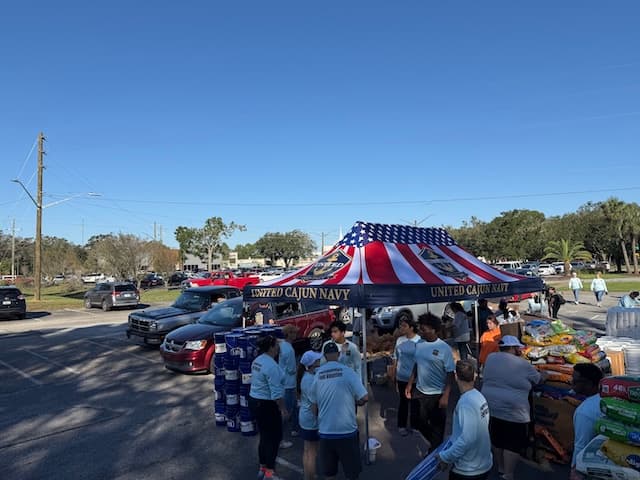 United Cajun Navy volunteers distribute emergency supplies at Jubilee Church in Pensacola, Fla., on Oct. 11, 2026. (T.J. Muscaro/The Epoch Times)