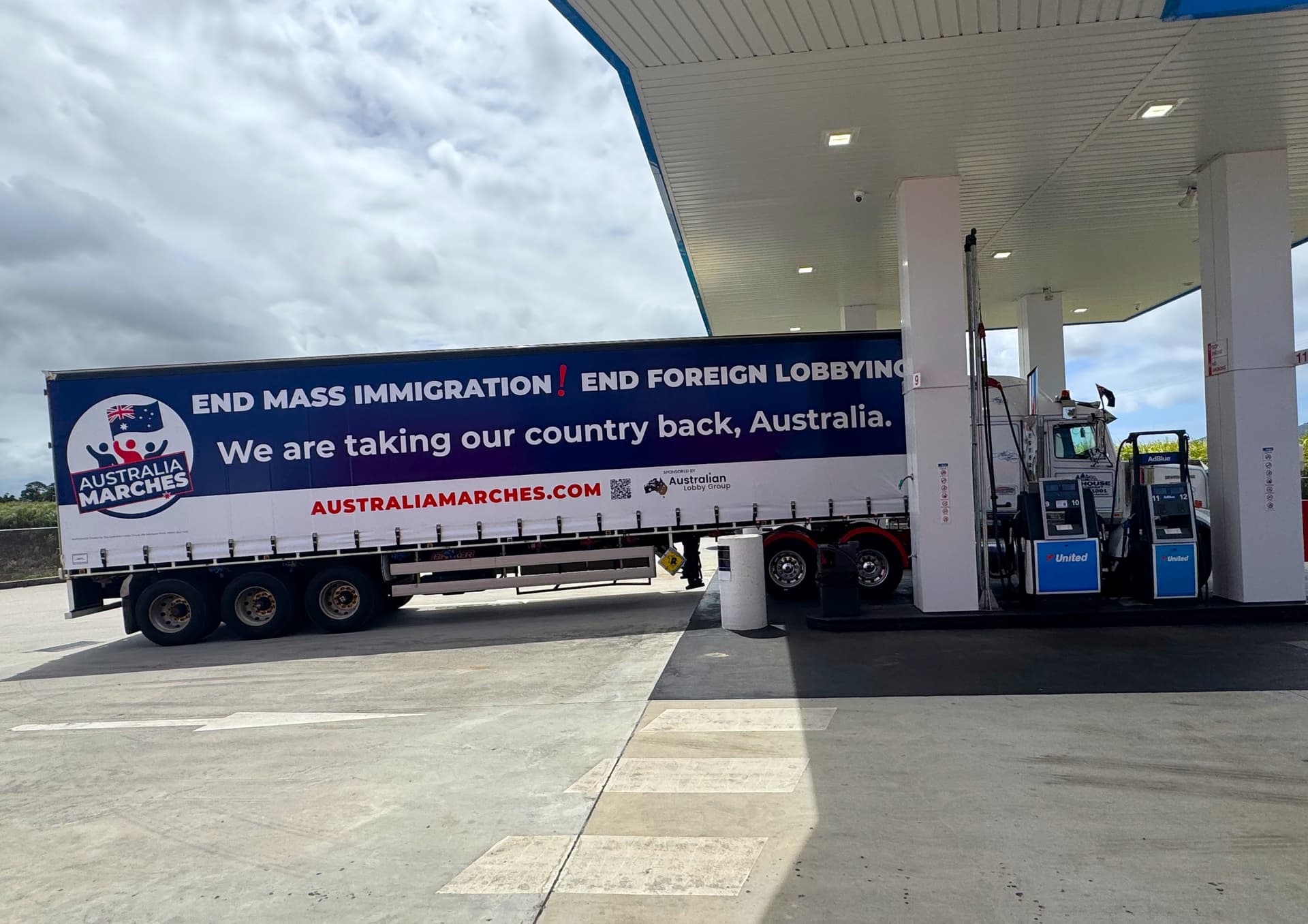 A semi-trailer sponsored by The Australian Lobby Group promoting: "End Mass Migration" and "End Foreign Lobbying." (Courtesy of The Australian Lobby Group)