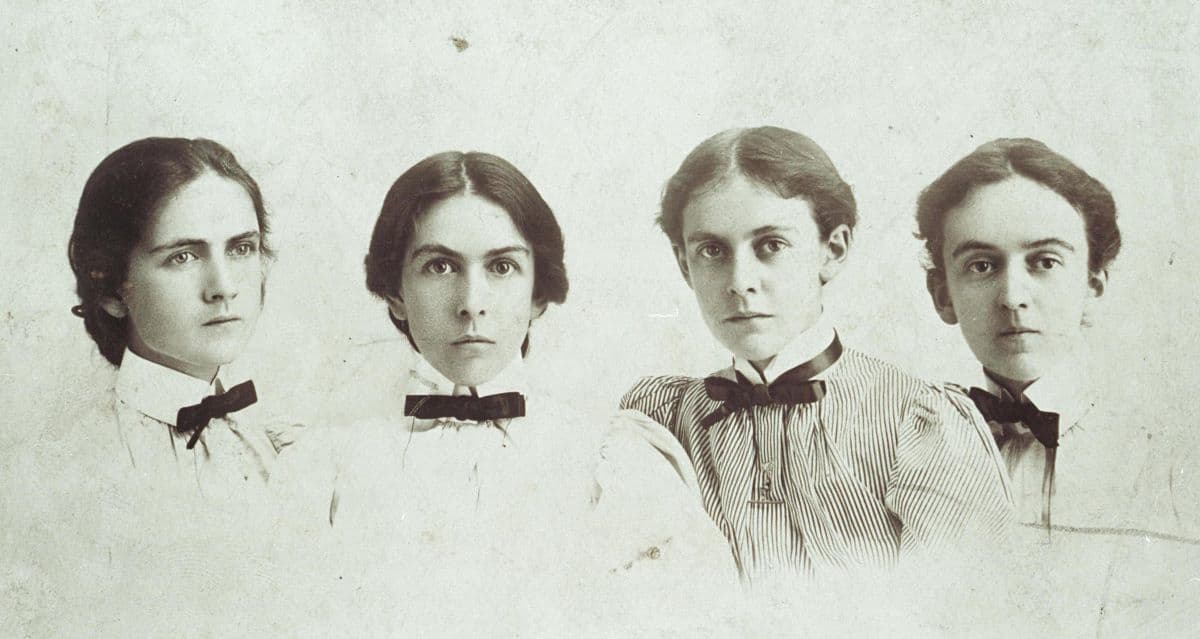 The four Hamilton sisters: Edith (far R), circa 1890-1895. (<a href="https://www.flickr.com/photos/schlesinger_library/15459280954/">C.G. Agrell</a>/<a href="https://creativecommons.org/publicdomain/zero/1.0/deed.en">CC0</a>)