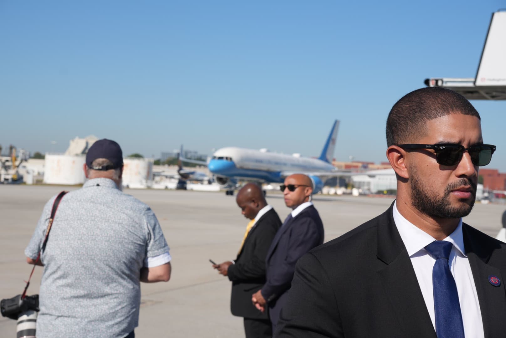 Air Force Two idles down the runway as a Secret Service agent stands guard. Vice President JD Vance was onboard, attending an event in Atlanta on Oct. 14, 2026. (Troy Myers/The Epoch Times)
