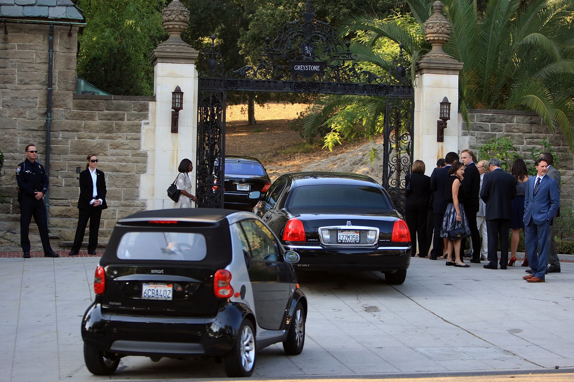 Guests arrive at Greystone Estate for a dinner for then-Democratic presidential candidate Sen. Barack Obama (D-Ill.) in Beverly Hills, Calif., on Sept. 16, 2008. (David McNew/Getty Images)