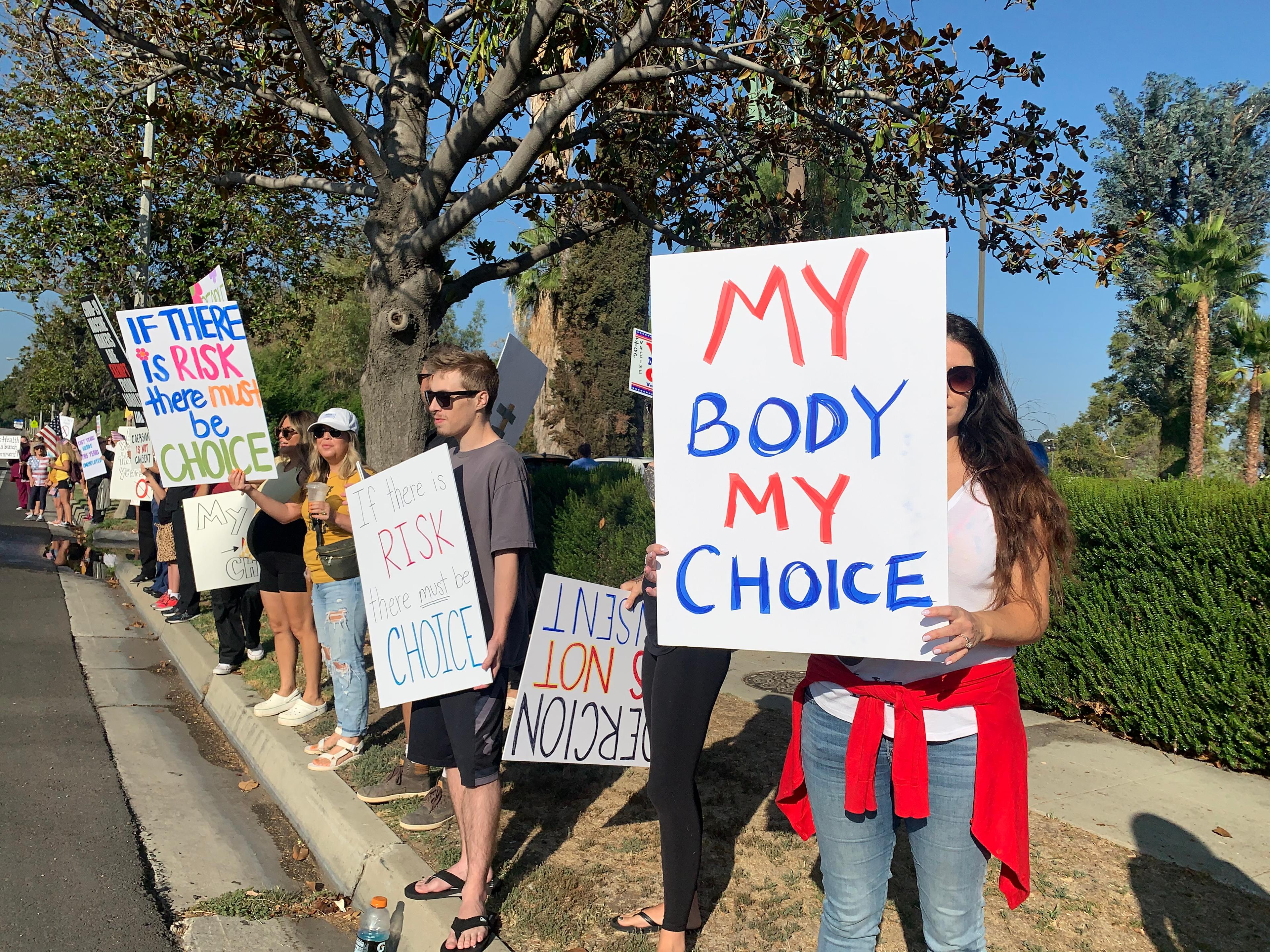 More than 400 medical professionals in Southern California rallied outside Riverside Community Hospital on Aug. 9 to protest the state’s requirement that all health workers be fully vaccinated against COVID-19. (Linda Jiang/The Epoch Times)