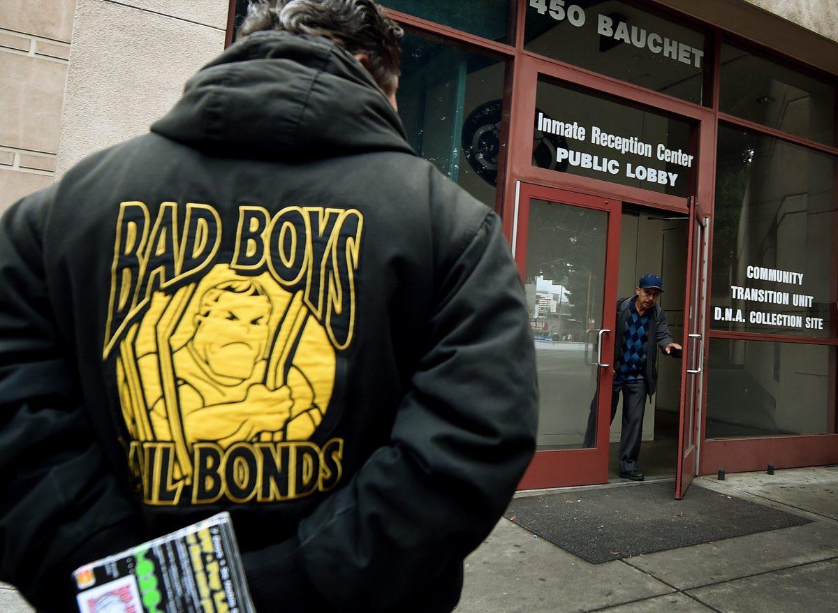 A bail bondsman waits outside the Sheriff's Department Inmate Reception Center in Los Angeles on Jan. 30, 2015. (Mark Ralston/AFP/Getty Images)