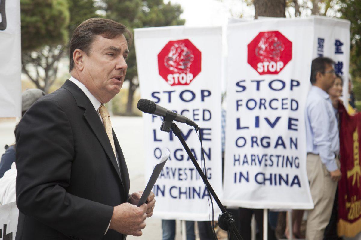 State Sen. Anderson speaks in front of the Chinese consulate in San Francisco during a rally to protest the Chinese regime’s interference in California’s legislature, on Sept. 8, 2017. (Lear Zhou/Epoch Times)