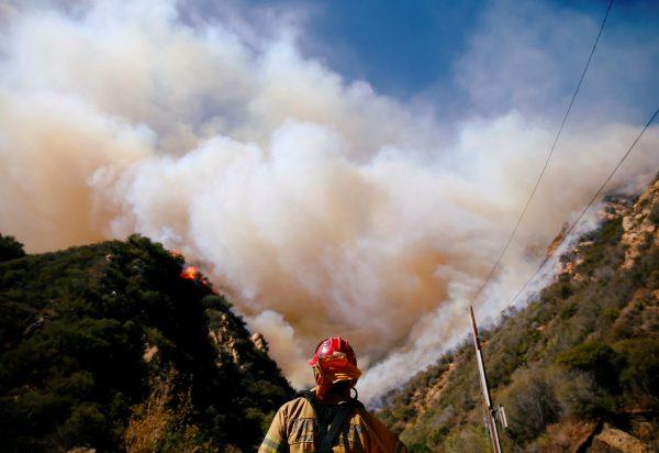 Firefighters battle the Woolsey Fire as it continues to burn in Malibu, California, on Nov. 11, 2018. (Eric Thayer/Reuters)