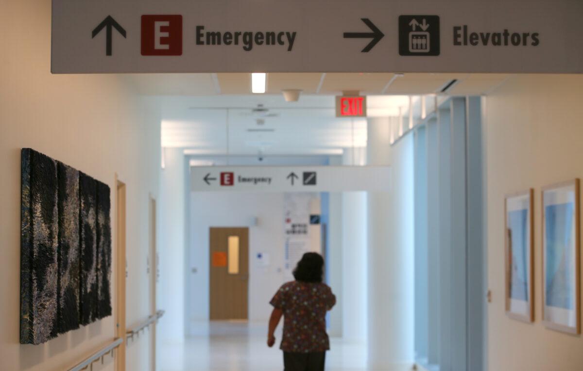 An emergency sign directs patients and staff to the emergency room at the newly constructed Kaiser Permanente San Diego Medical Center in San Diego, California on April 17, 2017. (Mike Blake/Reuters)