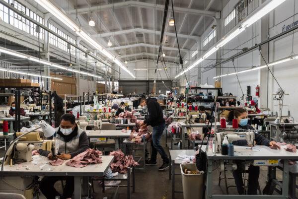 Workers make masks in the Hedley & Bennett factory in Los Angeles. (Anna Maria Zunino Noellert)