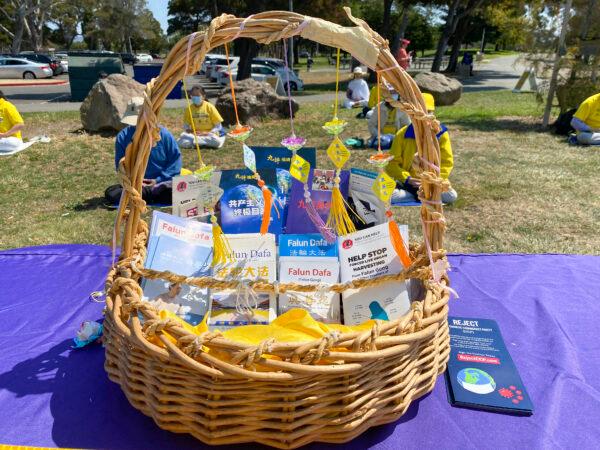 A basket of flyers informs passersby about Falun Dafa. (Ilene Eng/The Epoch Times)