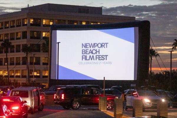 Cars line up for a rooftop screening of "A Life of Endless Summers: The Bruce Brown Story" hosted by the Newport Beach Film Festival in Newport Beach, Calif., on Aug. 13, 2020. (John Fredricks/The Epoch Times)