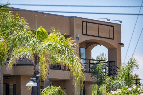 The Laguna Hills Inn has its sign removed as it participates in Project Roomkey, in Laguna Hills, Calif., on July 24, 2020. (John Fredricks/The Epoch Times)