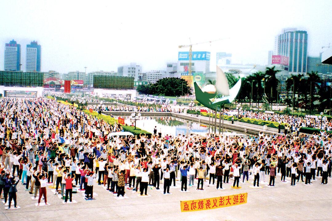 Falun Gong practitioners participate in a group exercise in Guangzhou, Guangdong province, China, in 1998. (minghui.org)