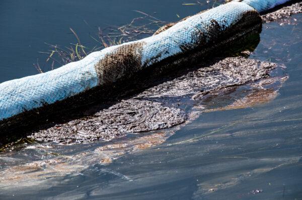 Clean up efforts are underway for an oil spill of the coastline of Orange County in Huntington Beach, Calif., on Oct. 4, 2021. (John Fredricks/The Epoch Times)