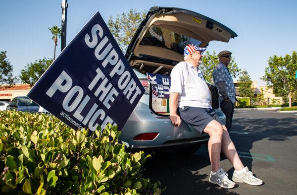 Rally organizer Bob Gast gathers with a small group Orange County locals to show support for law enforcement and America in Irvine, Calif., on Oct. 11, 2021. (John Fredricks/The Epoch Times)