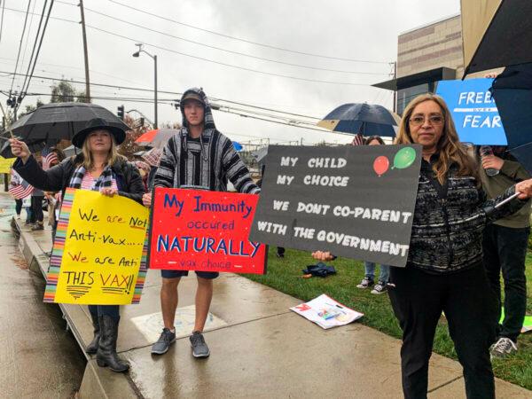 Dozens of parents and students rally in response to the statewide school walkout to protest California’s COVID-19 vaccine mandate for schools in front of the Bonita Unified School District building in San Dimas, Calif., on Oct. 18, 2021. (Linda Jiang/The Epoch Times)