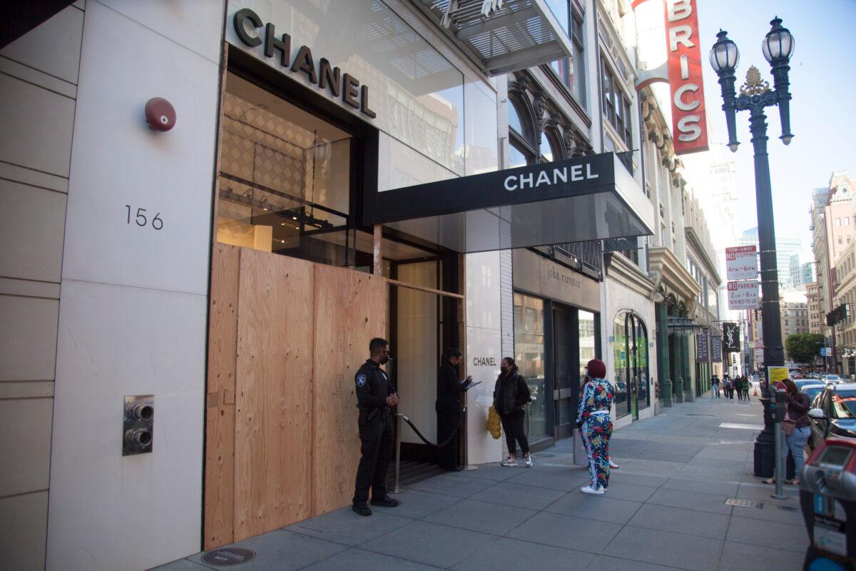 A series of smash-and-grab robberies left stores with boarded-up windows in San Francisco, on Nov. 22, 2021. (Lear Zhou/The Epoch Times)