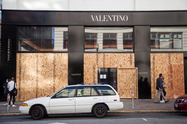 A series of smash-and-grab robberies left stores with boarded up windows on Nov. 22, 2021. (Lear Zhou/The Epoch Times)