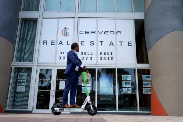 Pictures of properties for rent or sale hang on the window of a real estate company on Sept. 29, 2021 in Miami, Florida. (Joe Raedle/Getty Images)