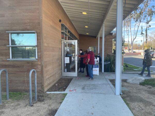 Locals wait in line to take a COVID-19 test at Exer Urgent Care in Pasadena, Calif., on Jan. 3, 2022. (Alice Sun/The Epoch Times)