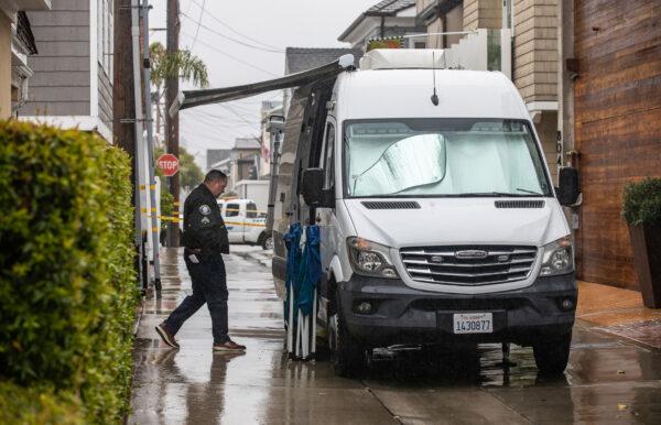 A file photo of a Newport Beach Police officer in Newport Beach, Calif., on Oct.25, 2021. (John Fredricks, The Epoch Times)
