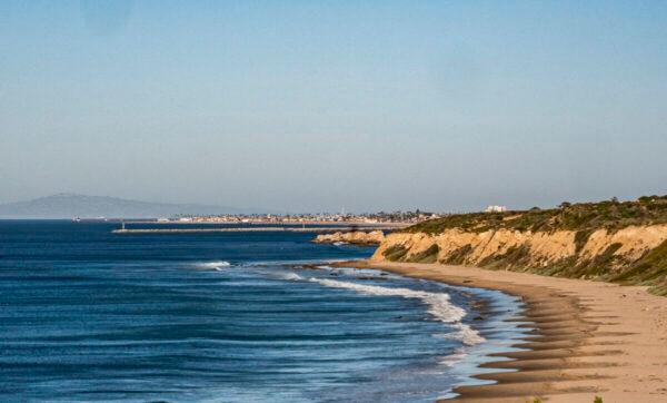 Looking north along Crystal Cove beach in Newport Beach, Calif., on Feb. 10, 2022. (John Fredricks/The Epoch Times)