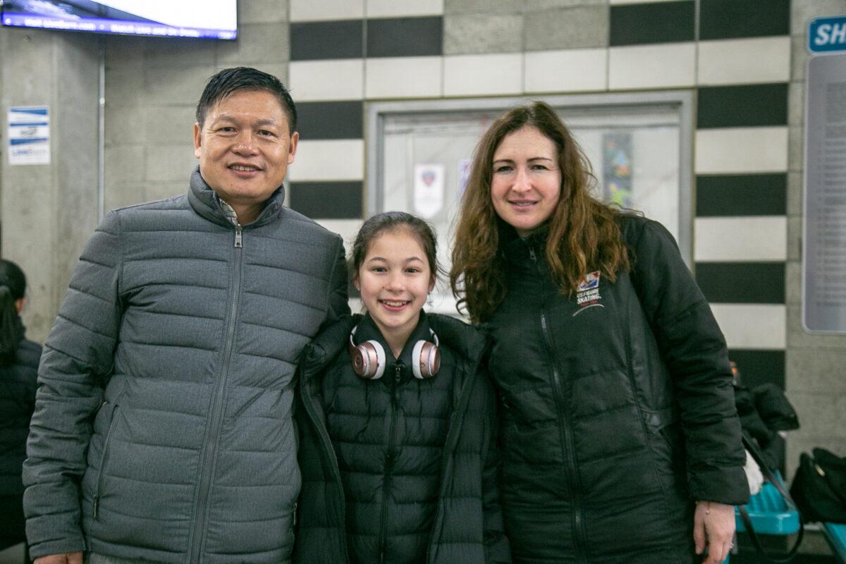 U.S. Olympic figure skater Alysa Liu (C) and her father, Arthur Liu (L). (Cao Jingzhe/The Epoch Times)