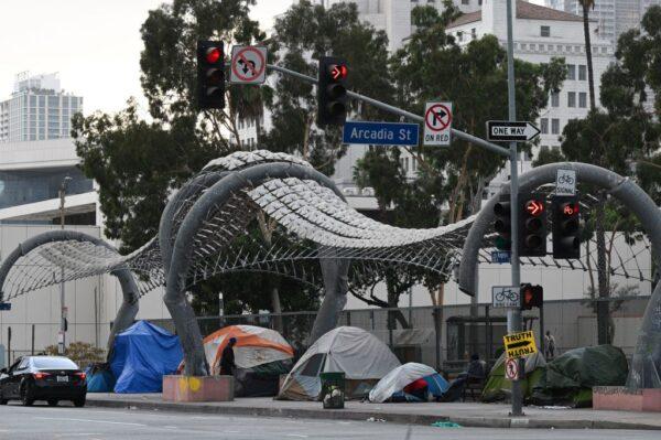 Homeless tents line a freeway overpass in Los Angeles, Calif., on Nov. 6, 2020. (Robyn Beck/AFP via Getty Images)