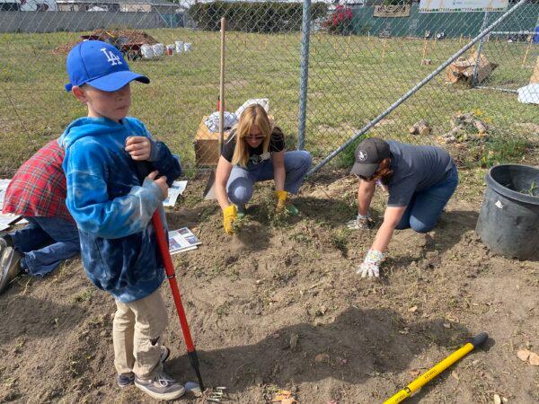 Volunteers came out to Burbank’s first community garden site at the corner of Chandler Boulevard and Pass Avenue in Burbank, Calif., on April 16, 2022. (Jill McLaughlin/The Epoch Times)