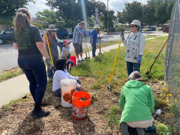 Volunteers came out to Burbank’s first community garden site at the corner of Chandler Boulevard and Pass Avenue in Burbank, Calif., on April 16, 2022. (Jill McLaughlin/The Epoch Times)
