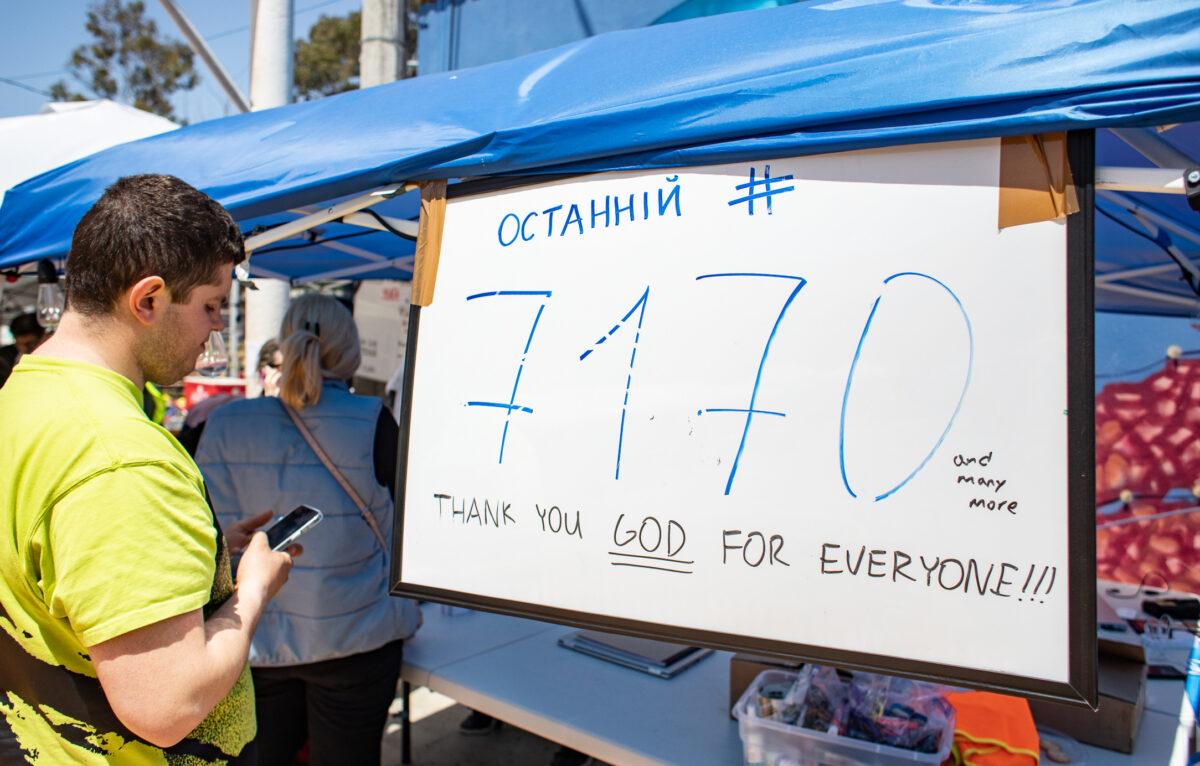 A sign counting the completed Ukrainian crossovers into the United States hangs in the refugee intake area of the Benito Juarez Sports Complex in Tijuana, Mexico, on April 27, 2022. (John Fredricks/The Epoch Times)