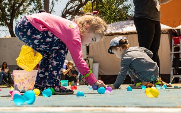 Children look for Easter Eggs in a file photo. (John Fredricks/The Epoch Times)